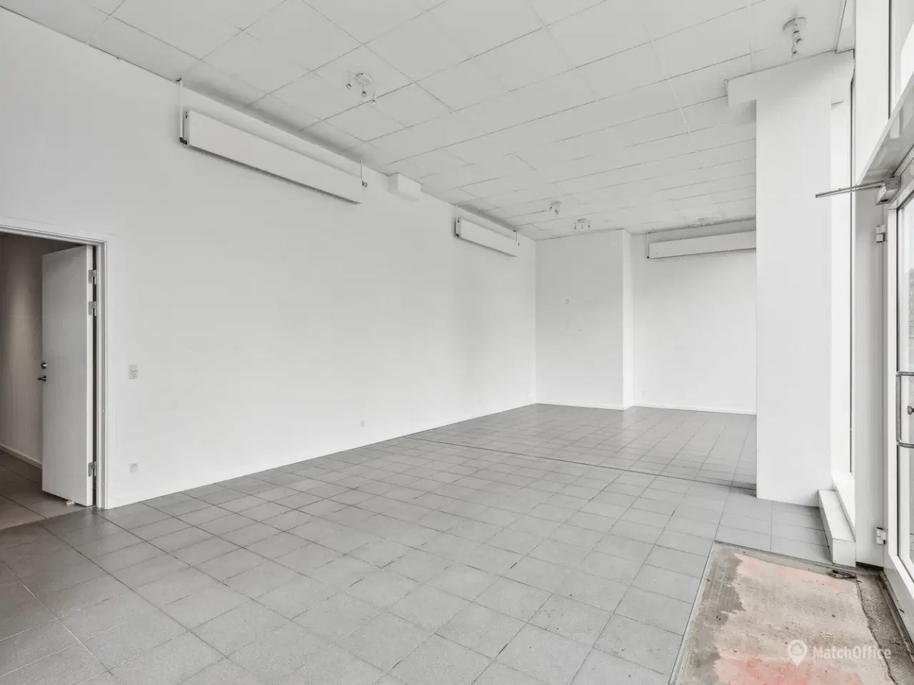 Billede 4 - 112 m² lyst butikslokale med stor eksponering og brede facadevinduer.