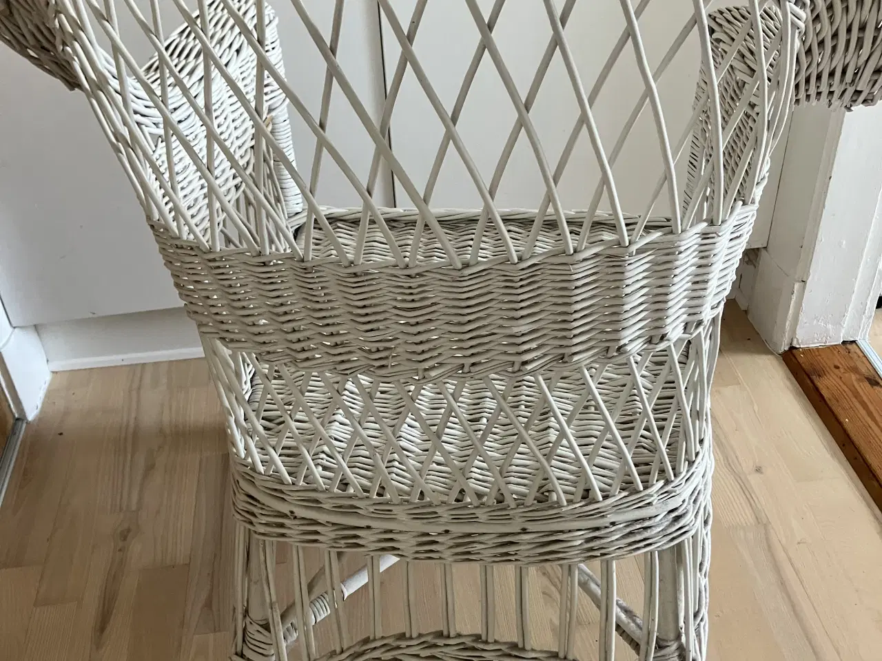 Billede 4 - Hvid kurvestol i god stand