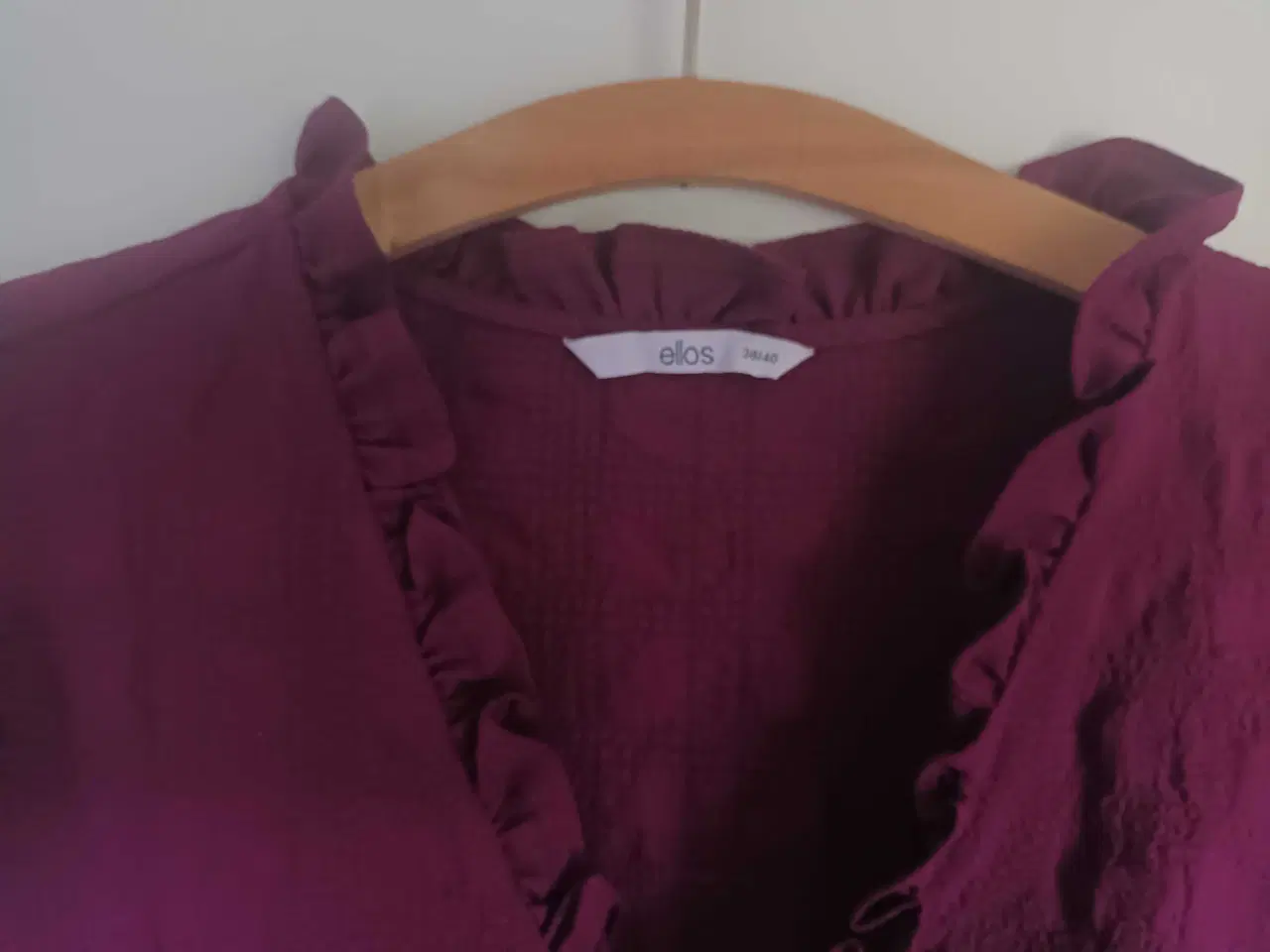 Billede 3 - Flot bluse i smuk farve.