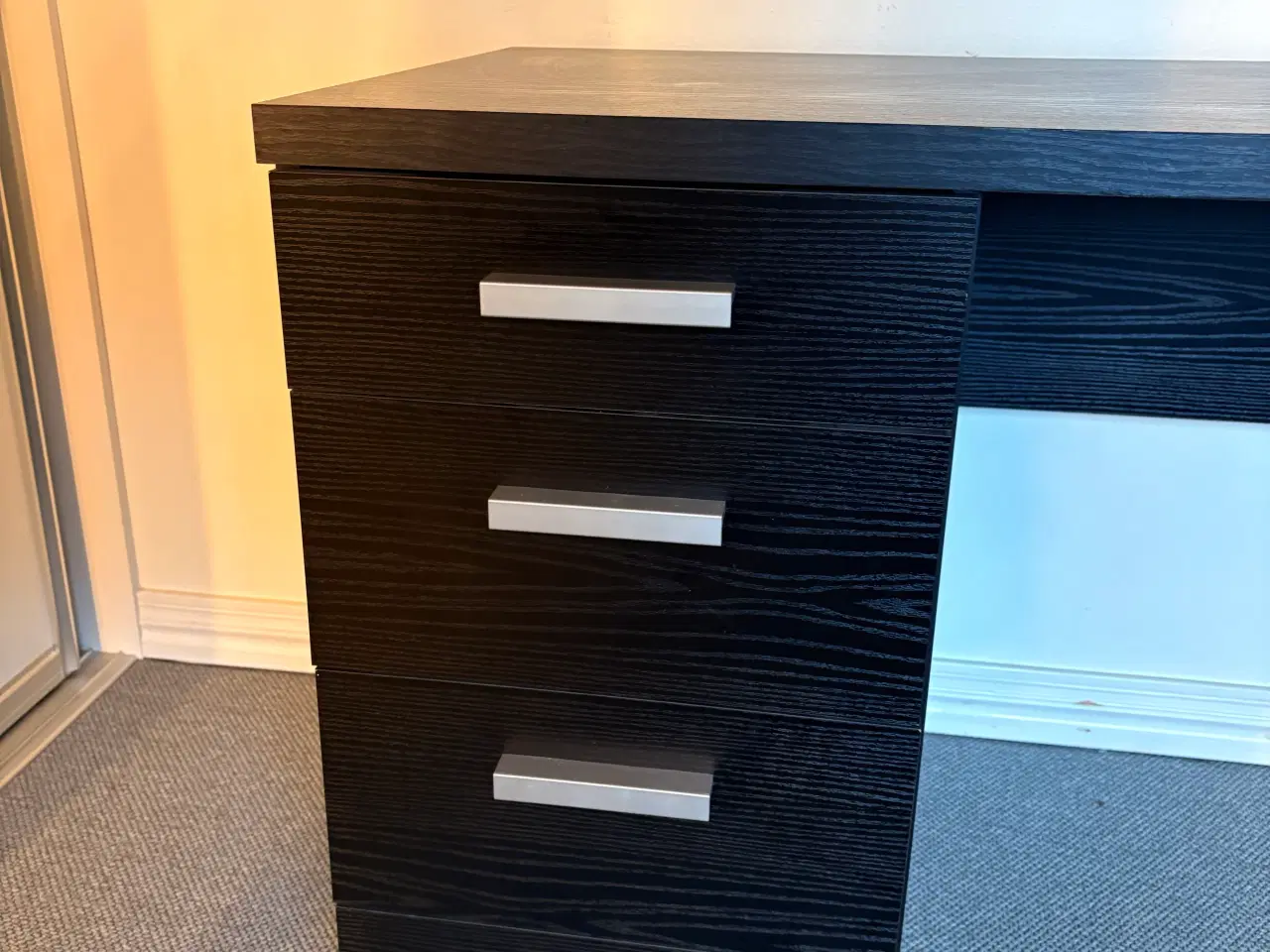 Billede 1 - Skrivebord sort og i pæn stand