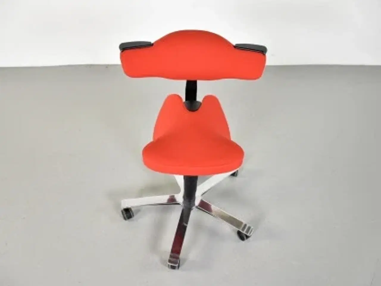 Billede 5 - Frapett kontor-/sadelstol med rødt polster og krom stel