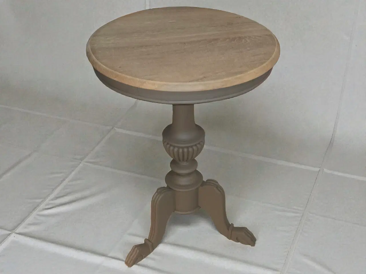 Billede 1 - Smukt lille bord med nyslebet egetræs bordplade