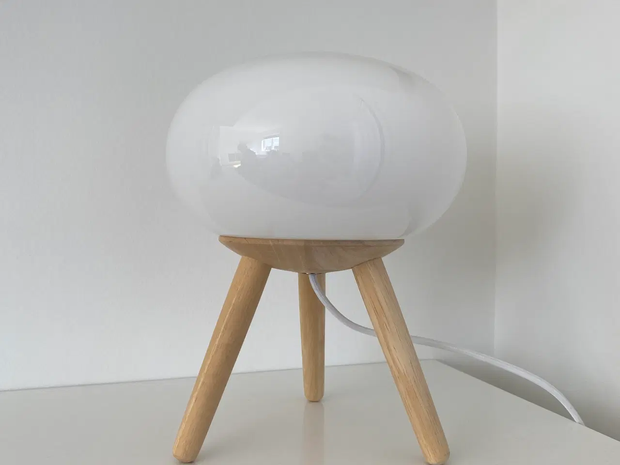 Billede 2 - ⭐️ Halo Design – HAPPY Globe Ø20 Bordlampe