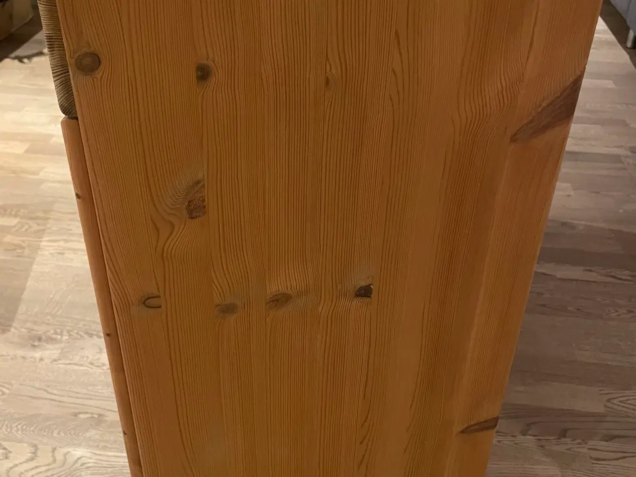 Billede 5 - Stor skænk med 3 låger, 3 hylder og 3 skuffer