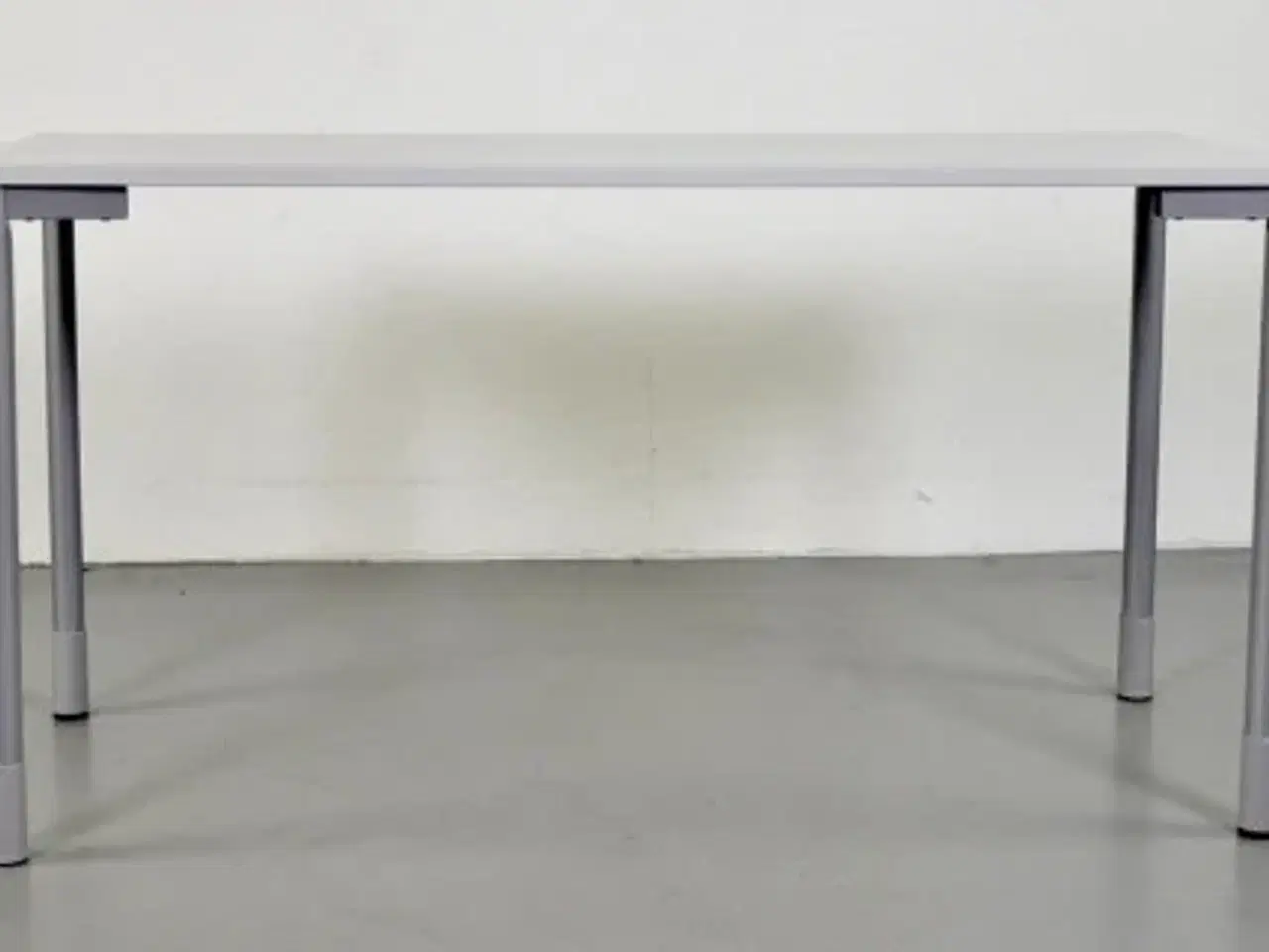 Billede 6 - Kinnarps skrivebord med hvid plade på grå ben