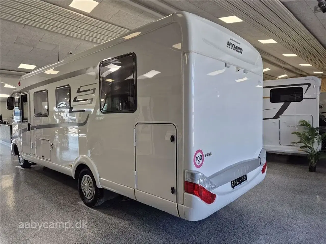Billede 3 - 2015 - Hymer B 698   Automatgear. solceller. 200Ah Lithium batteri. 2000w Inverter. luftundervogn. hydrauliske støtteben. elektrisk markise. elektrisk indgangstrin. Queensbed. Kun 68,000 Km !!!