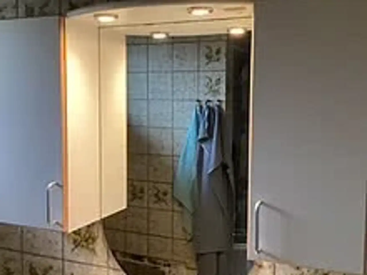 Billede 1 - Badeværelses skab m/ spejl