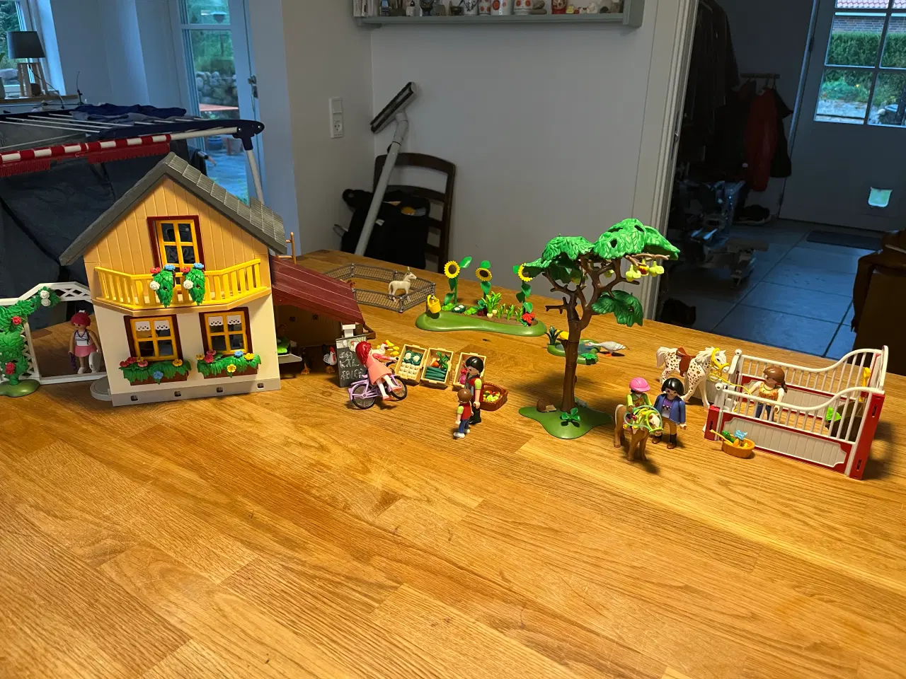 Billede 1 - Playmobil lille hus med hestboks og have. 