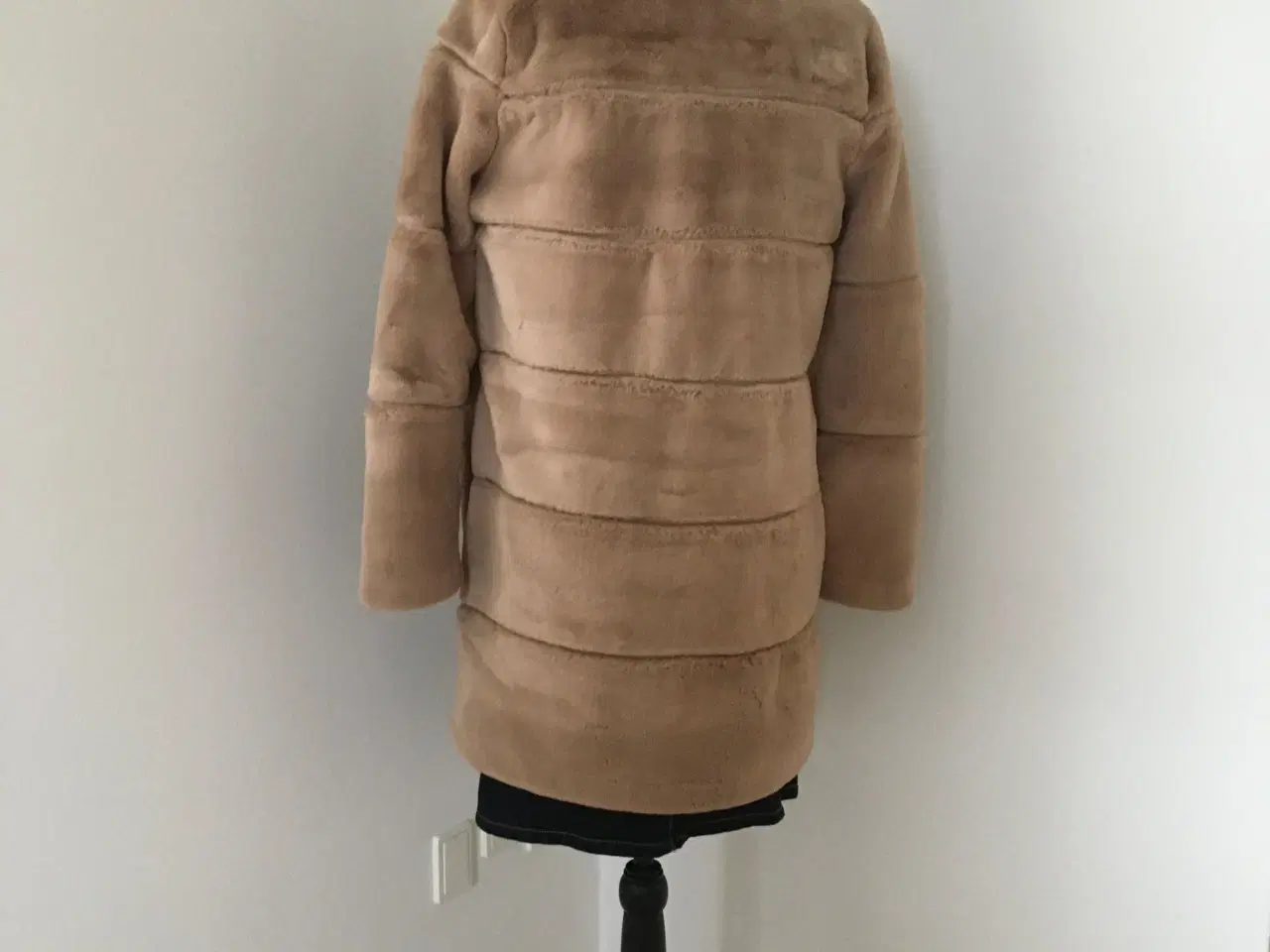 Billede 6 - Fin ny og ubrugt frakke i dejligt blødt pels stof
