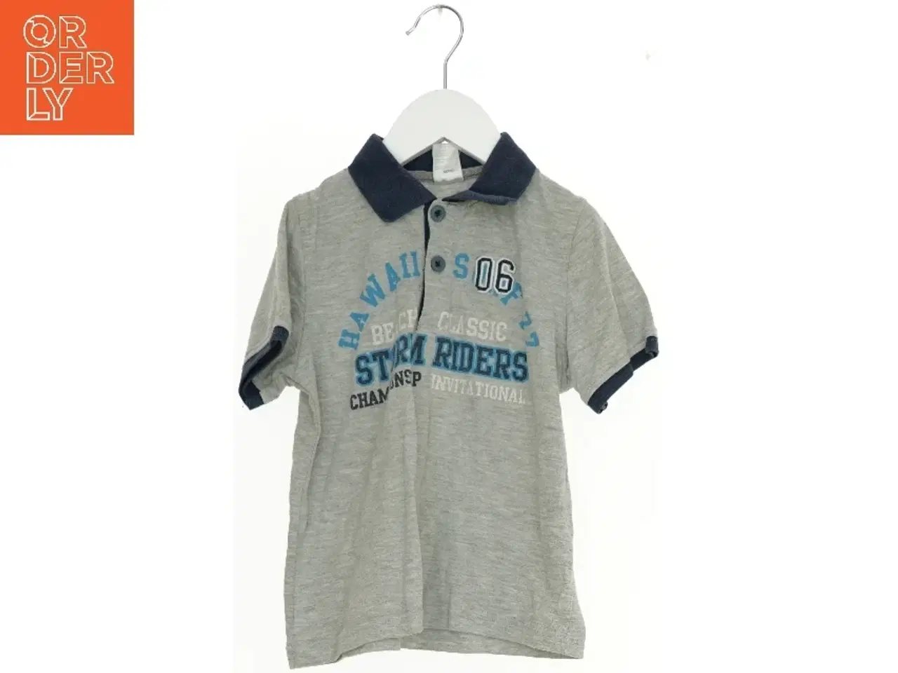 Billede 1 - Grå Polo T-Shirt med Mørkeblå Krave og Print fra Coop (str. 116)