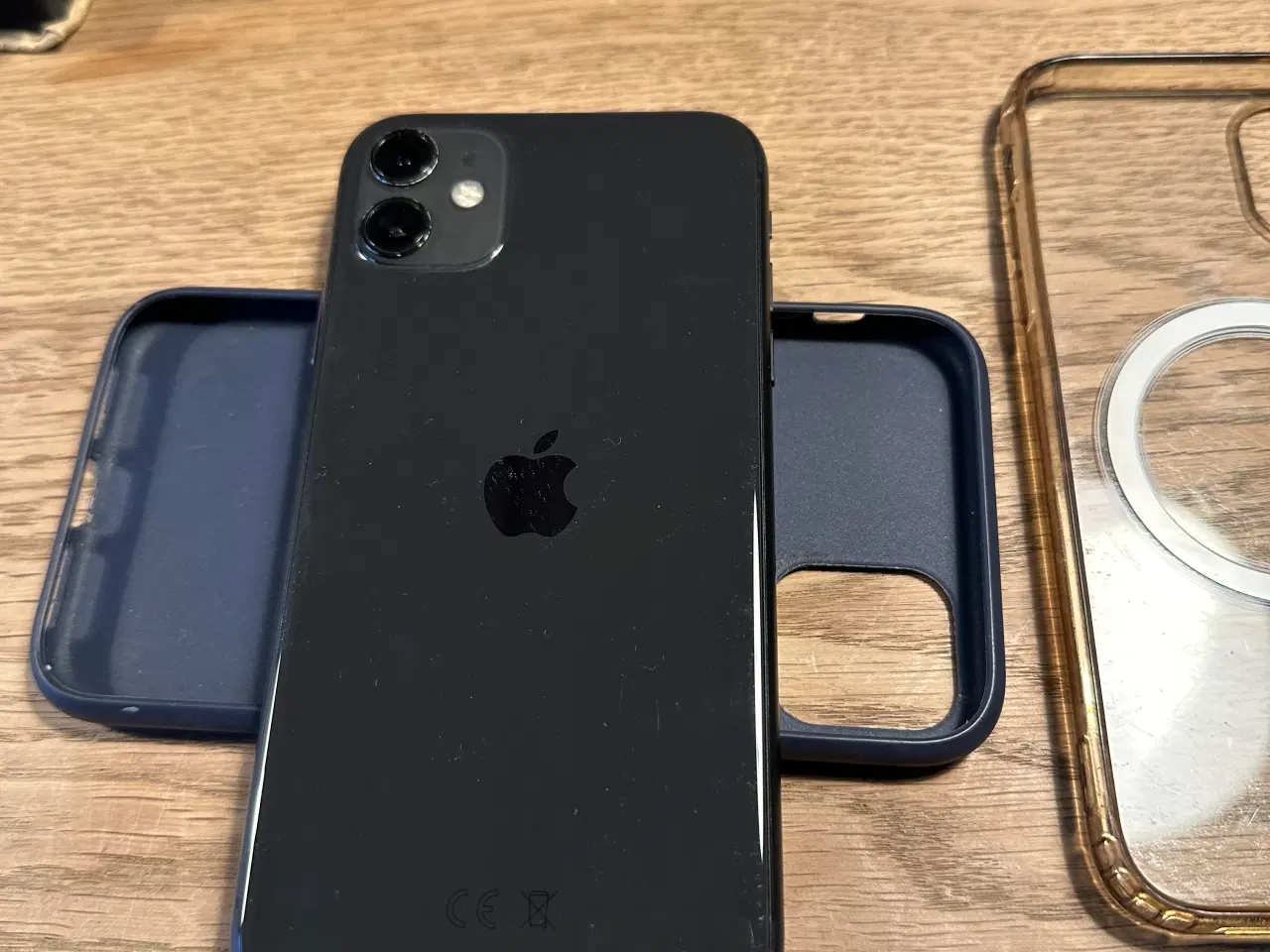 Billede 4 - iPhone 11 med kabel, oplader, covers mm.