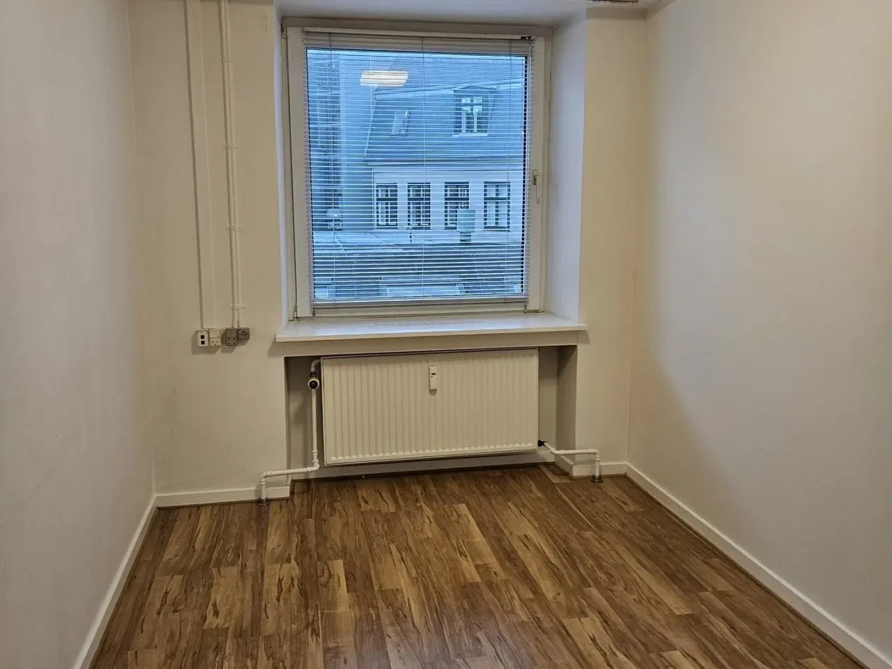 Billede 10 - Stort kontor med faciliteter, beliggende nær offentlig transport.