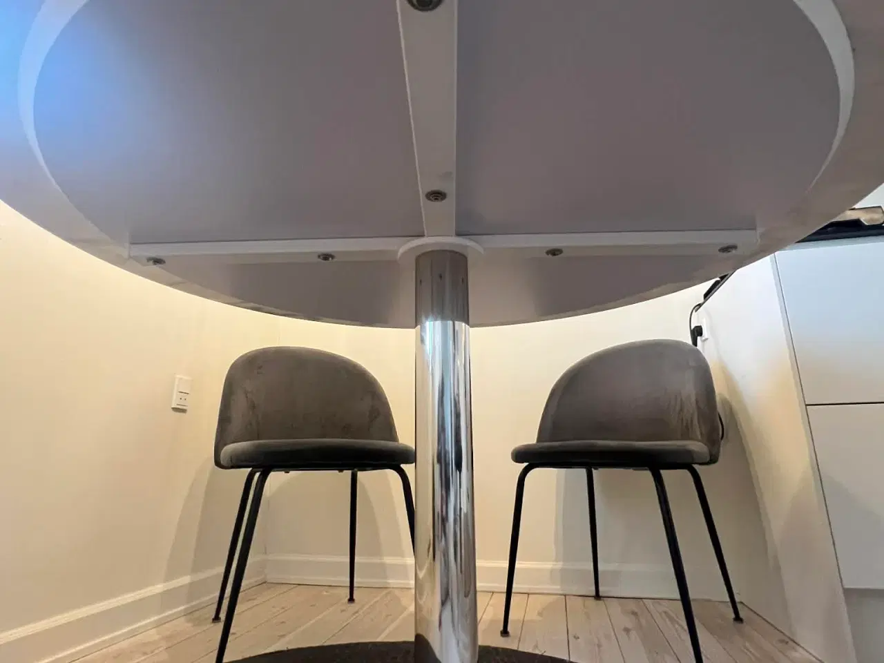 Billede 4 - Spisebord med ægte marmorplade og stel i rustfrit 