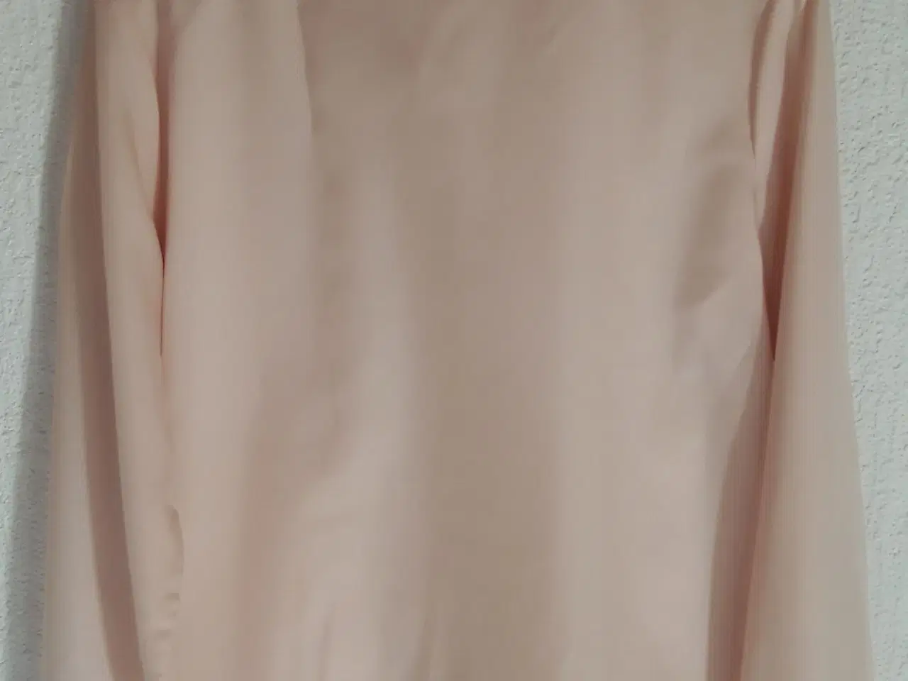 Billede 3 - Skjorte str. 40 med broderet kinaflip