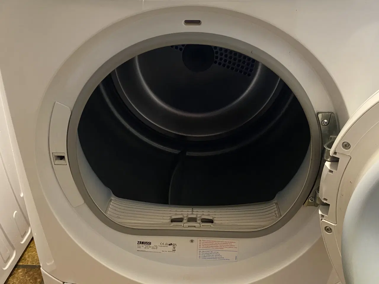Billede 10 - Tørretumbleren : vaskemaskinen 