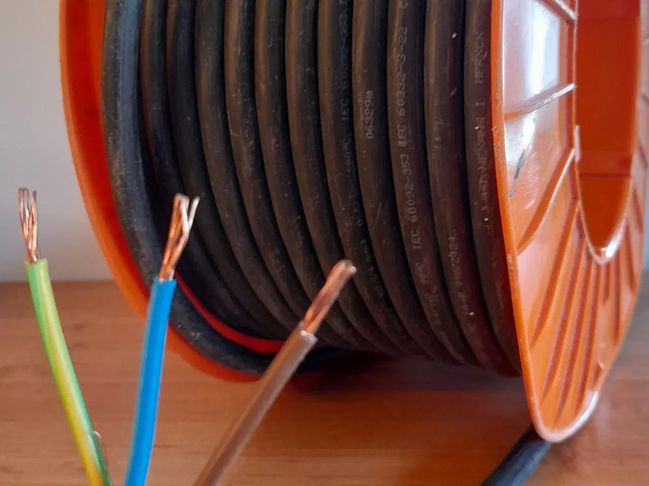 Billede 1 - 38 Meter sort 220 Volt Kabel