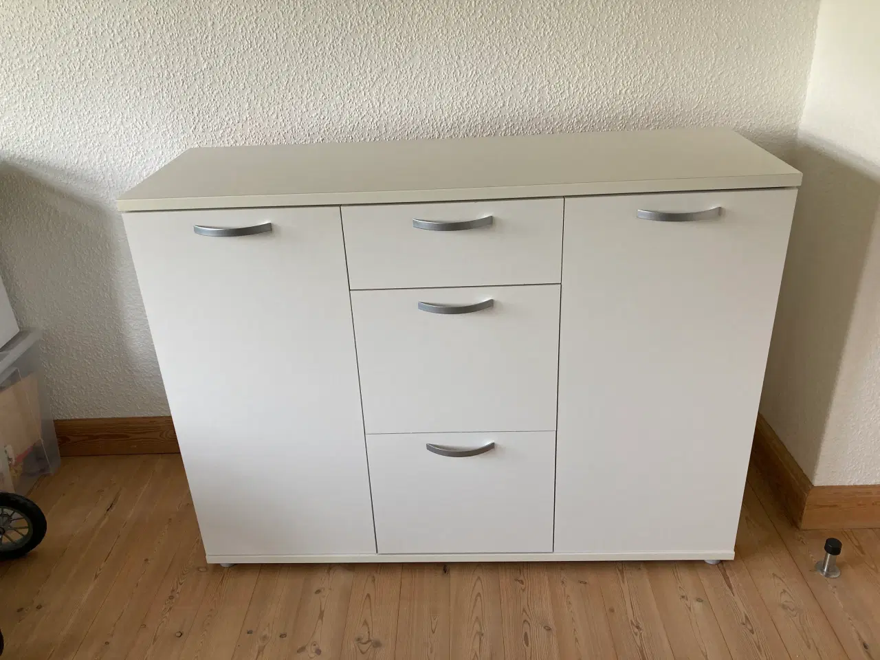 Billede 1 - Skænk med 2 låger og 3 skuffer