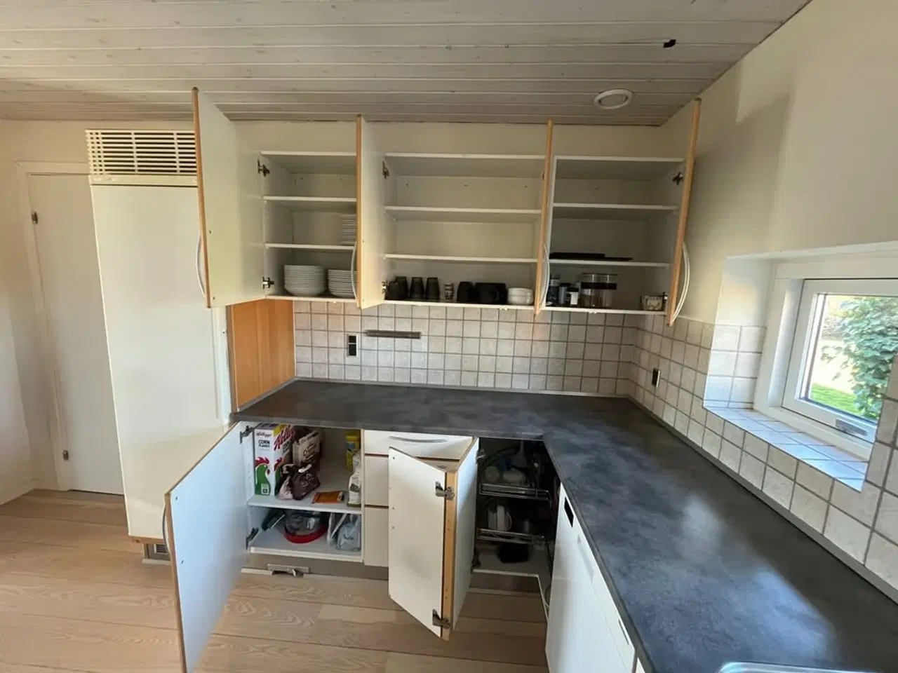 Billede 1 - Overskabe hvidt laminat, m bøge kant