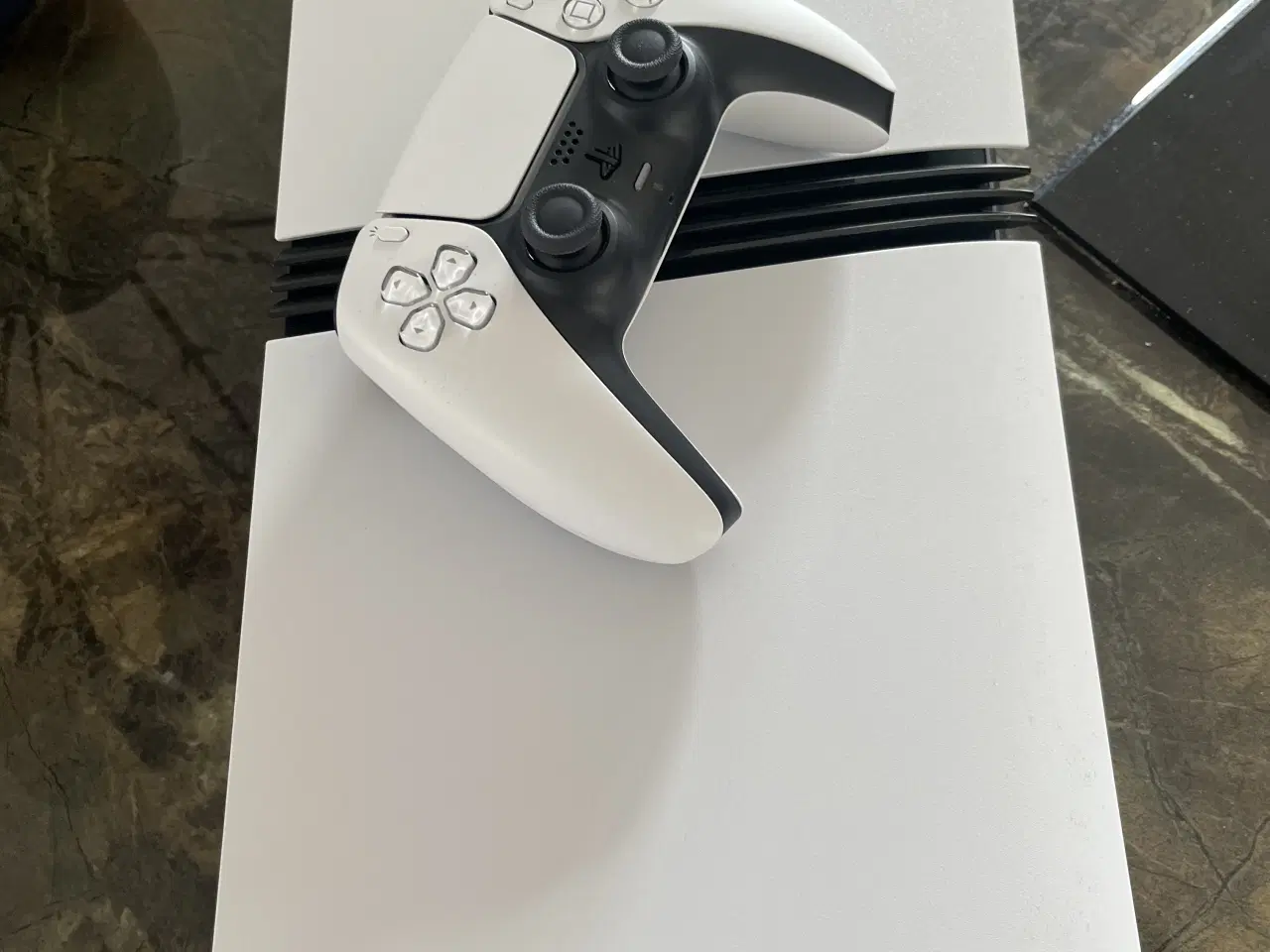 Billede 2 - PlayStation 5 Pro 2TB sælges – næsten som ny