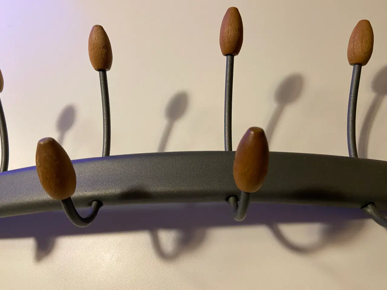 Billede 4 - Knagerække i metal og træ