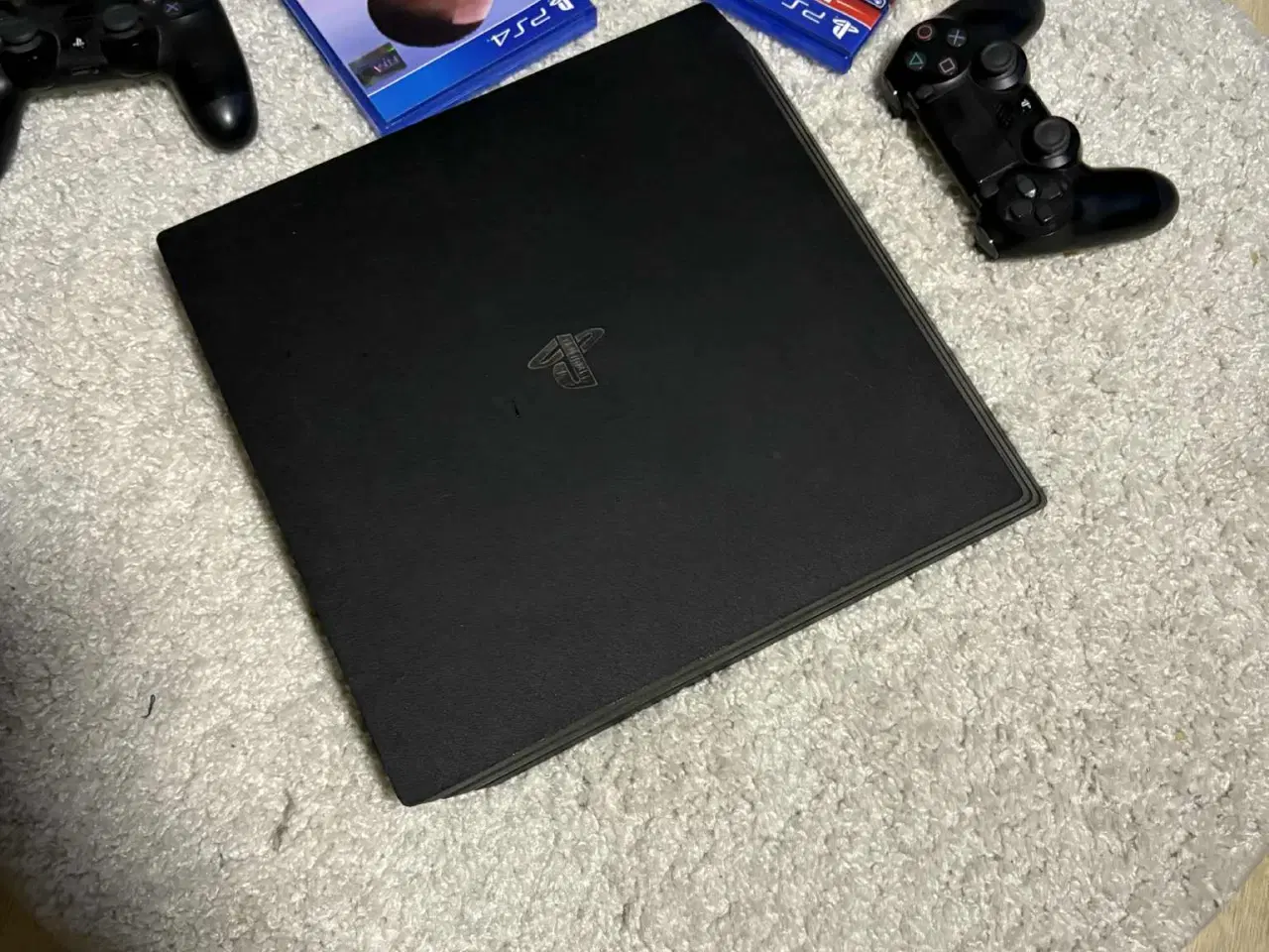 Billede 3 - Playstation 4pro 1Tb, 2 controller og 2 spil