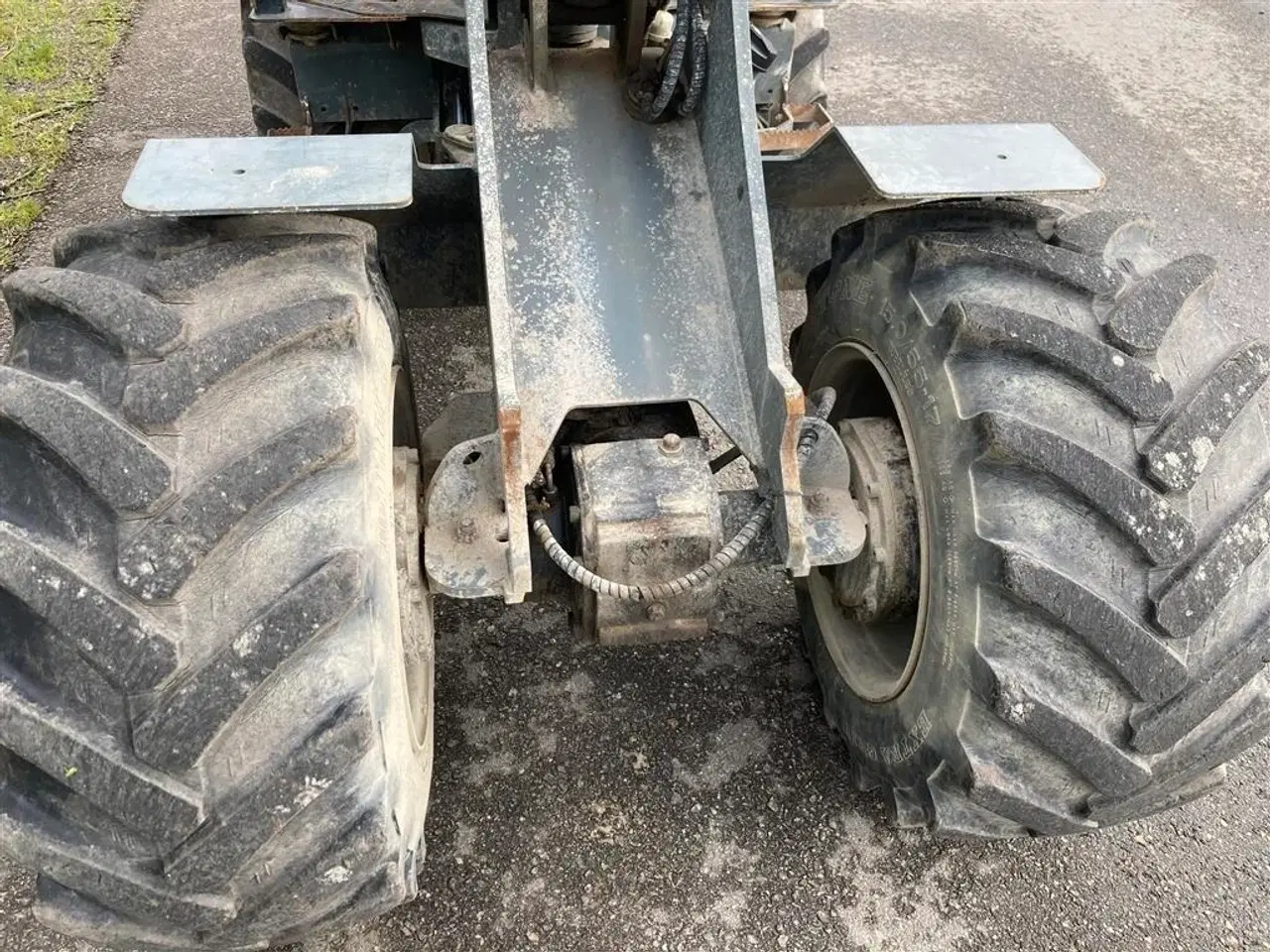 Billede 21 - Giant 452 T HD, Minilæsser. Skovl og Pallegafler