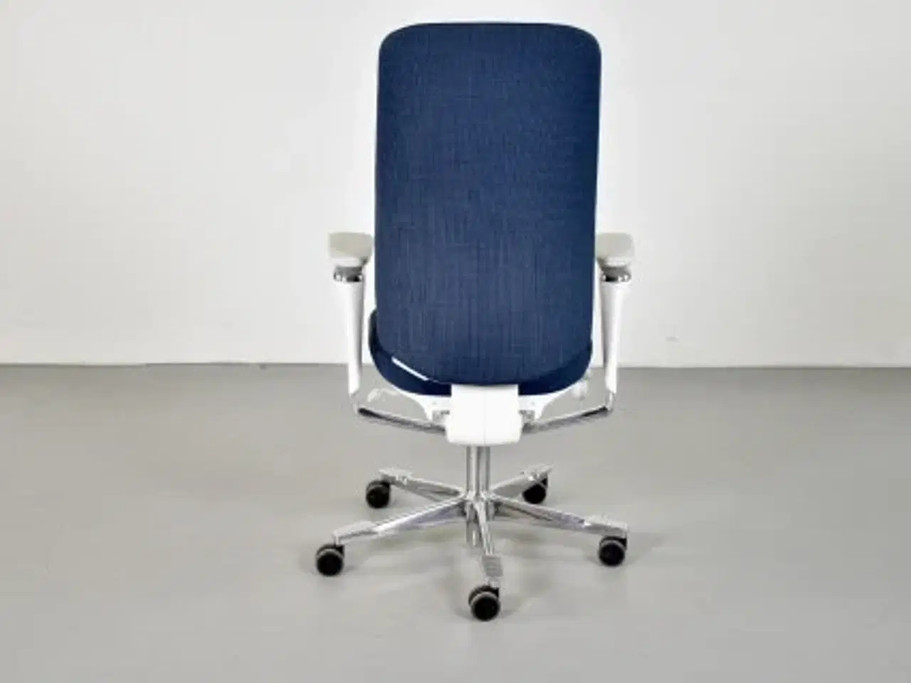 Billede 3 - Kinnarps capella white edition kontorstol med mørkeblåt polster og armlæn
