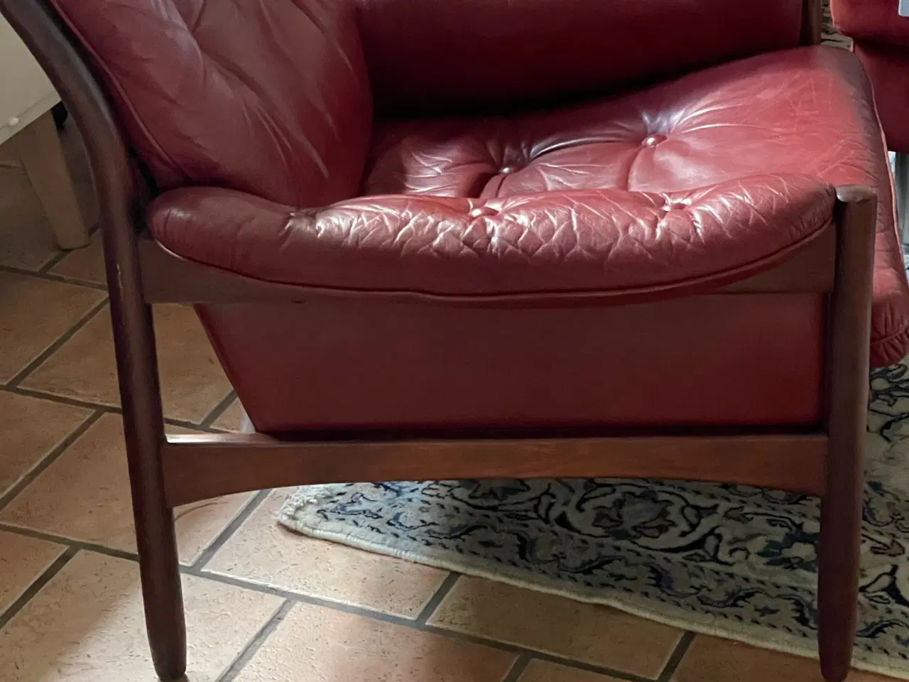 Billede 4 - Sofa stol i mørkt træ og flot rødt læder. 