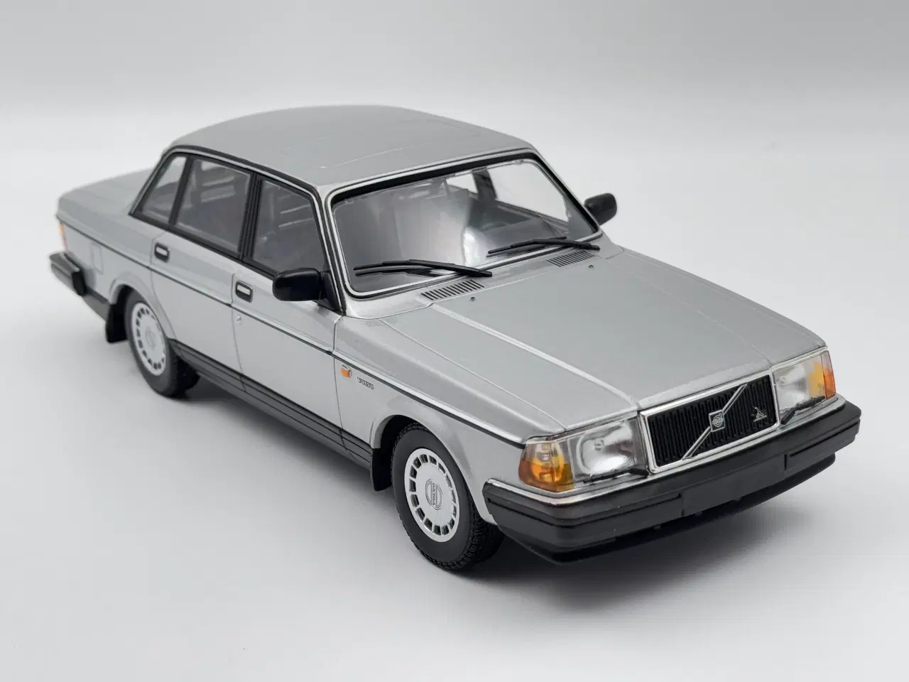 Billede 4 - 1986 Volvo 240 GL 1:18  Super flot og detaljeret