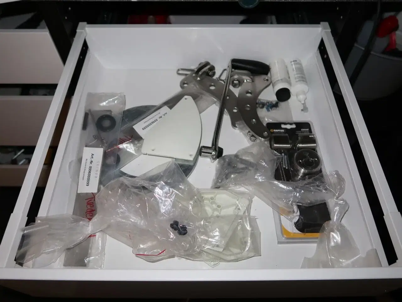 Billede 6 - Arbejdsbord med skuffer med indhold (maskiner medfølger ikke)