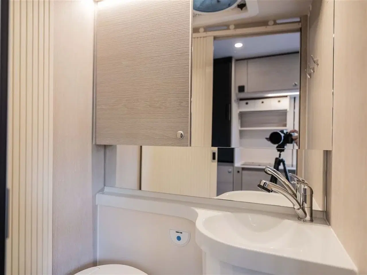 Billede 29 - 2026 - Tourne 6.4 Cruise aut. gear - Black   Den originale Tourne med langsgående senge