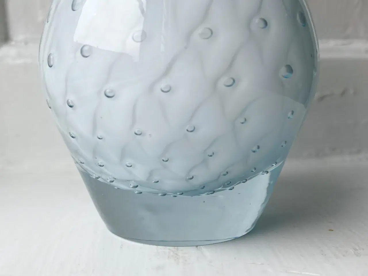 Billede 6 - Hvidt glas m bobler, klar bund
