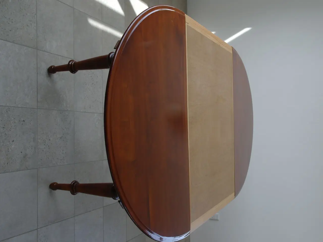 Billede 9 - Elegant bord med 5 stole