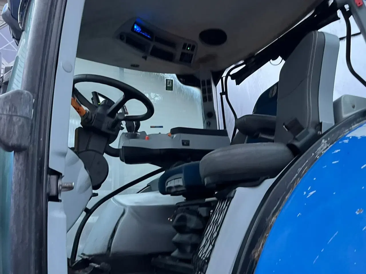 Billede 3 - New Holland T7.230 Autocommand med frontlift og nye bagdæk er lige monteret på den.