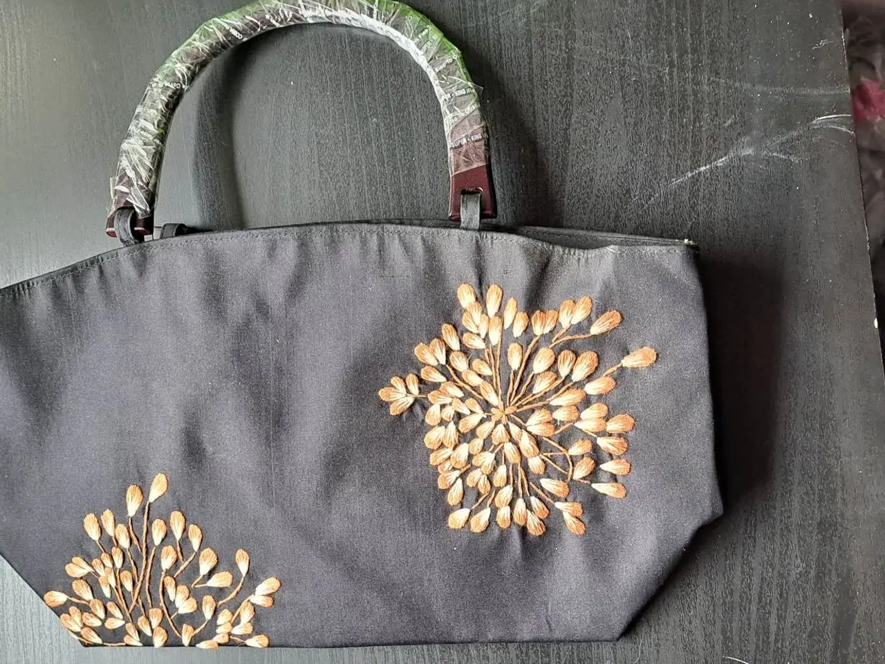 Billede 1 - Taske der er en lomme indeni med lynlås 