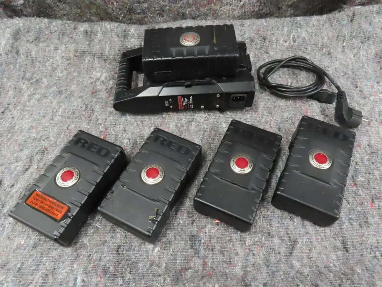 Billede 1 - 4 stk. Batterier og oplader - RED (MOMSFRI)