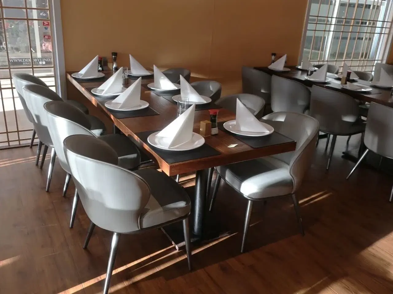 Billede 2 - 2 borde og 8 nye stole