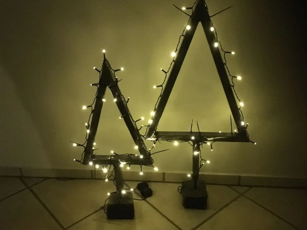 Billede 1 - Juletrær i jern med lyskæde?