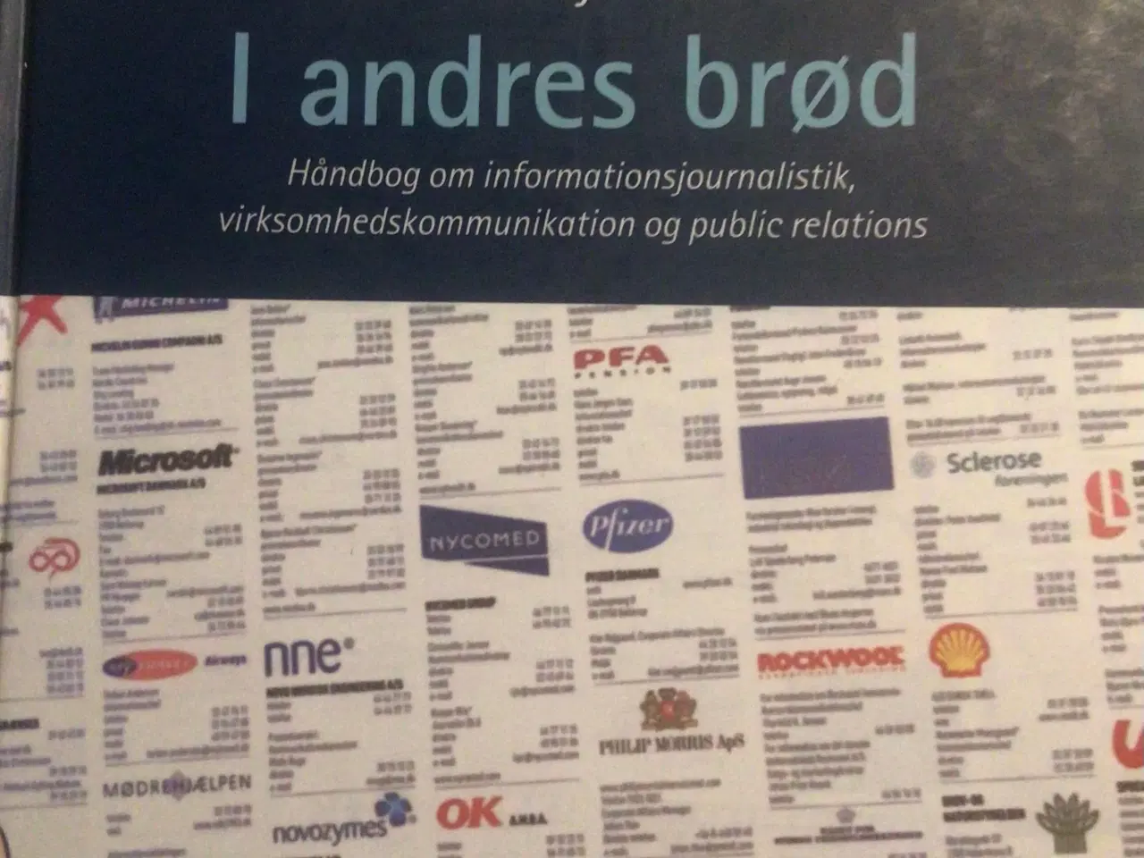 Billede 1 - I andres brød. -Håndbog i informationsjournalistik