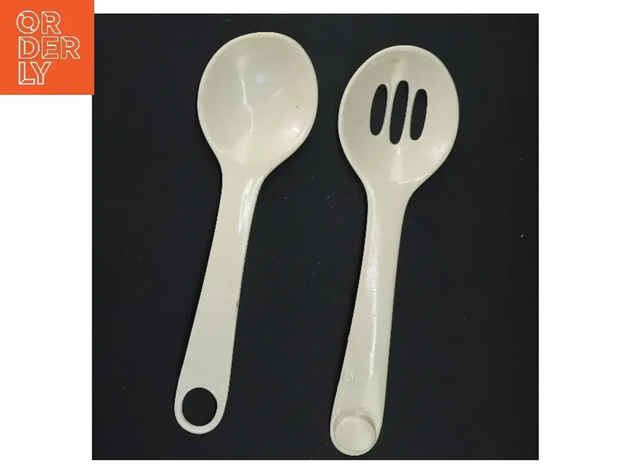 Billede 1 - Plastik serveringssæt med ske og hulske (str. 24x7 cm)