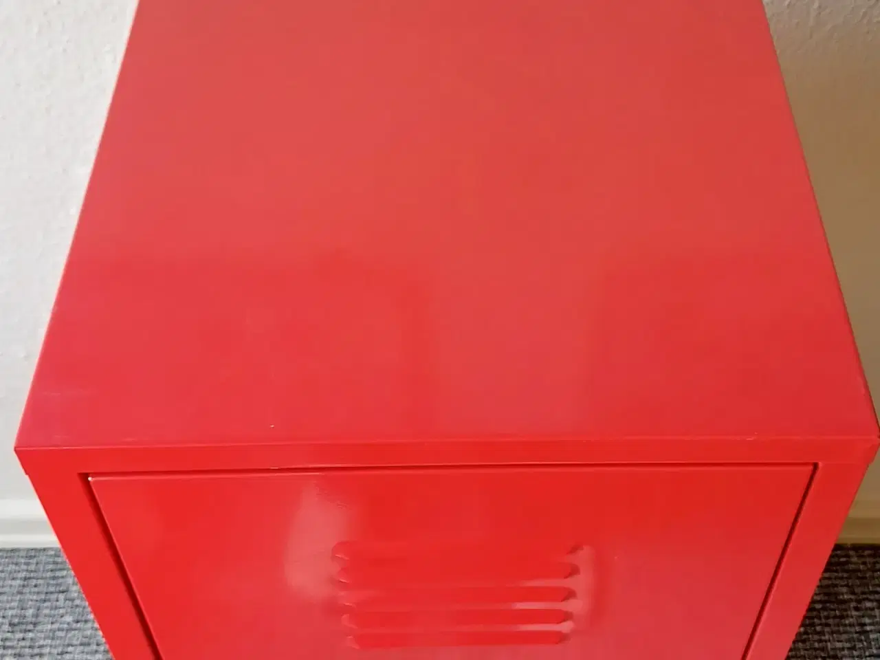 Billede 8 - Rødt stål skab. IKEA PS.
