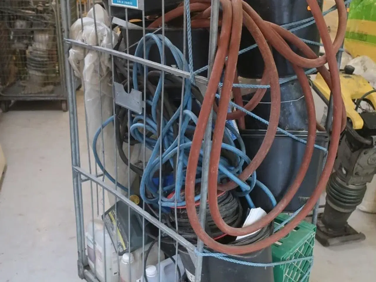 Billede 1 - Indhold i bur