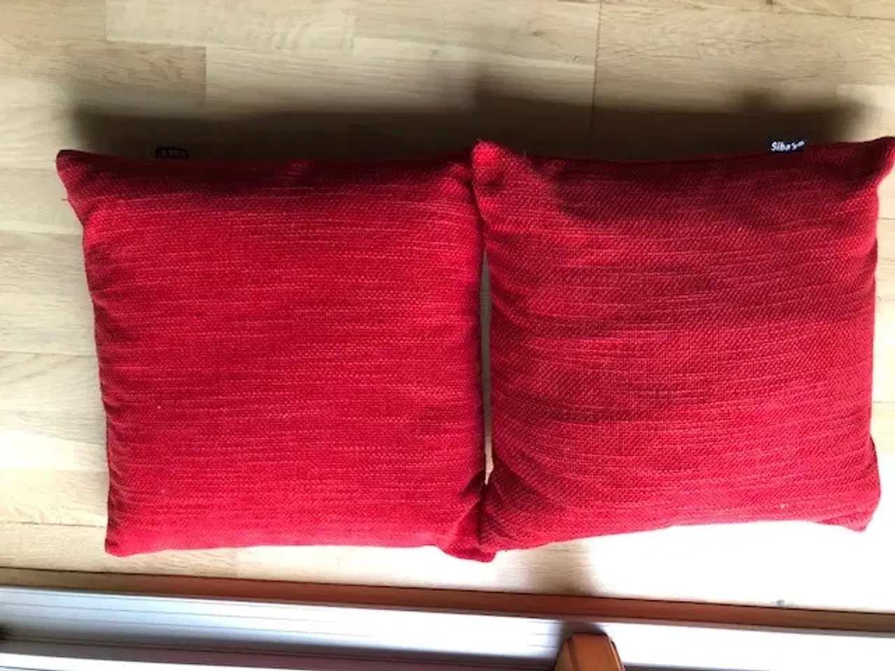 Billede 2 - 2 røde sofa-puder, grovvævede