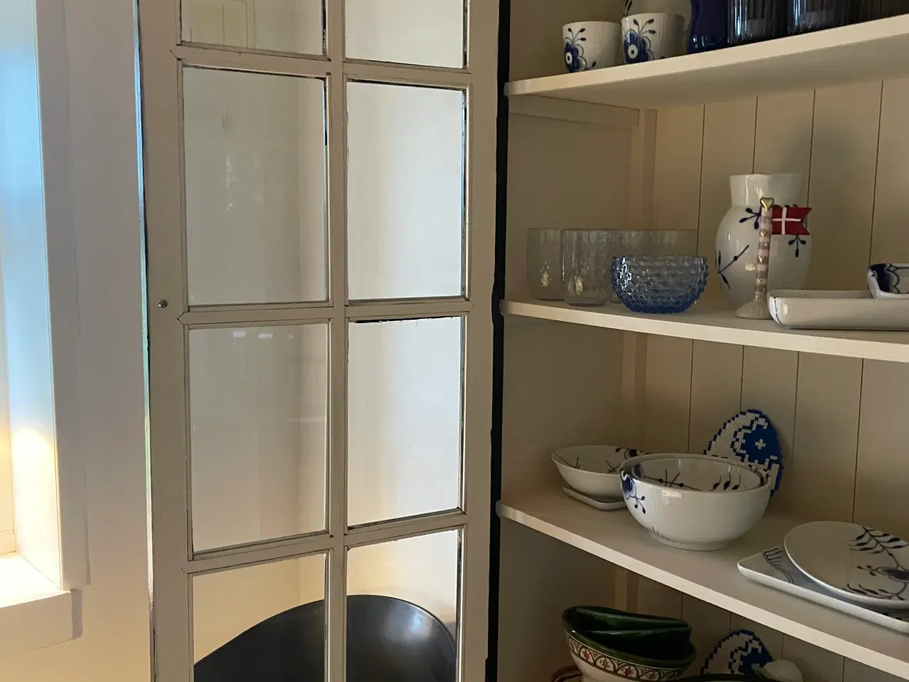 Billede 1 - sort vitrine/ hvid indvendig