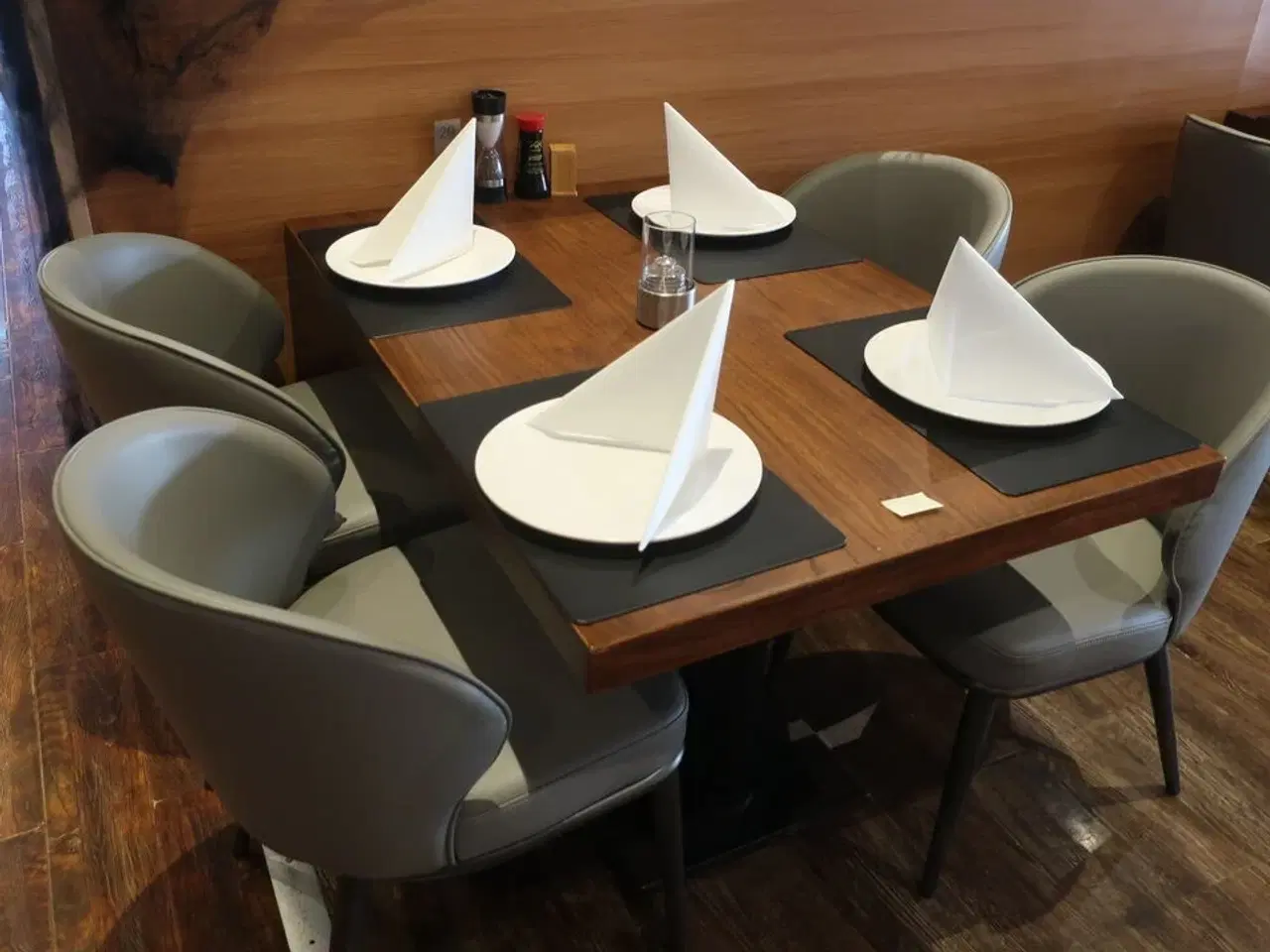 Billede 2 - Bord og 4 nye stole