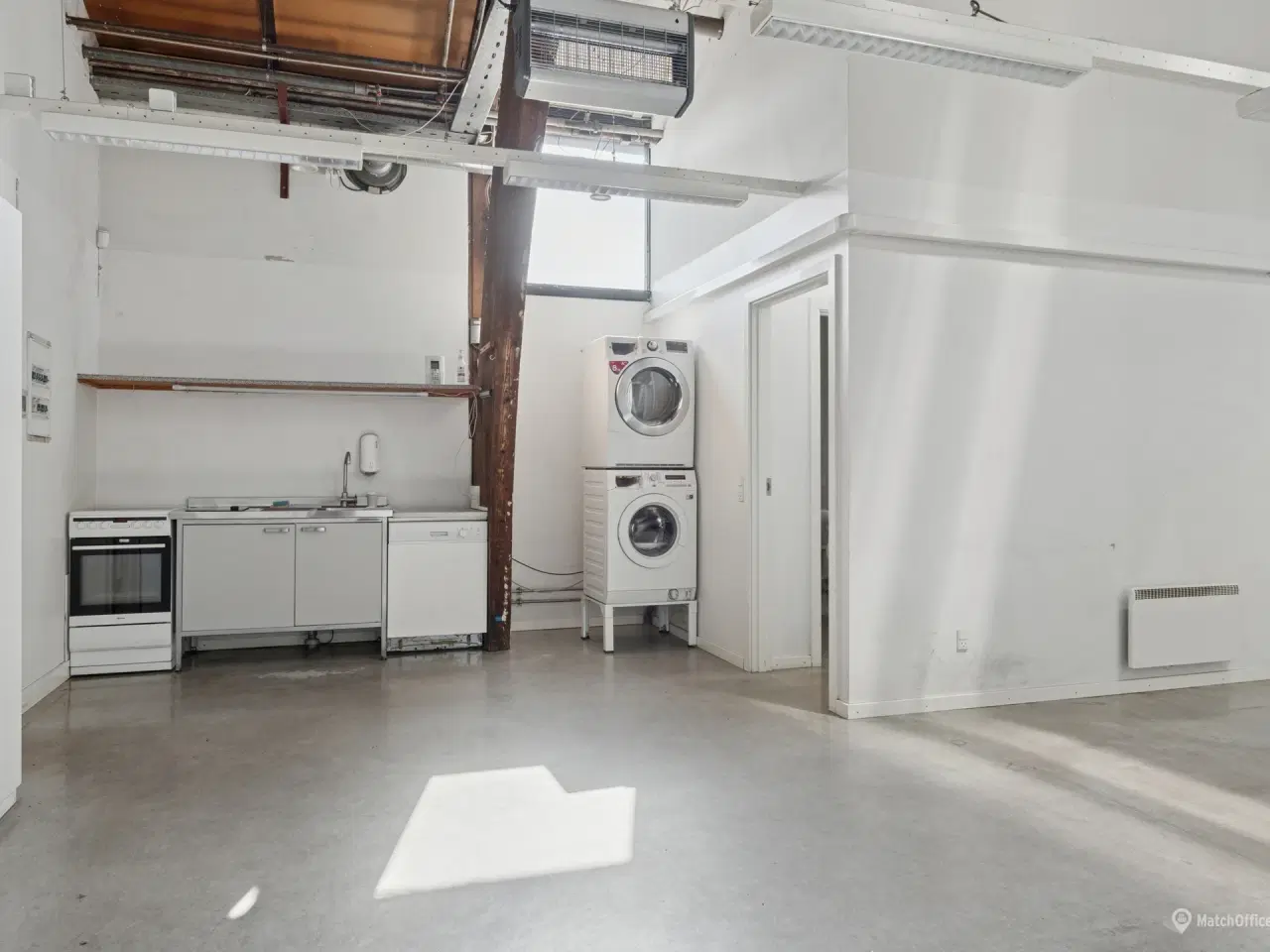 Billede 4 - Stort lager centralt i Glostrup