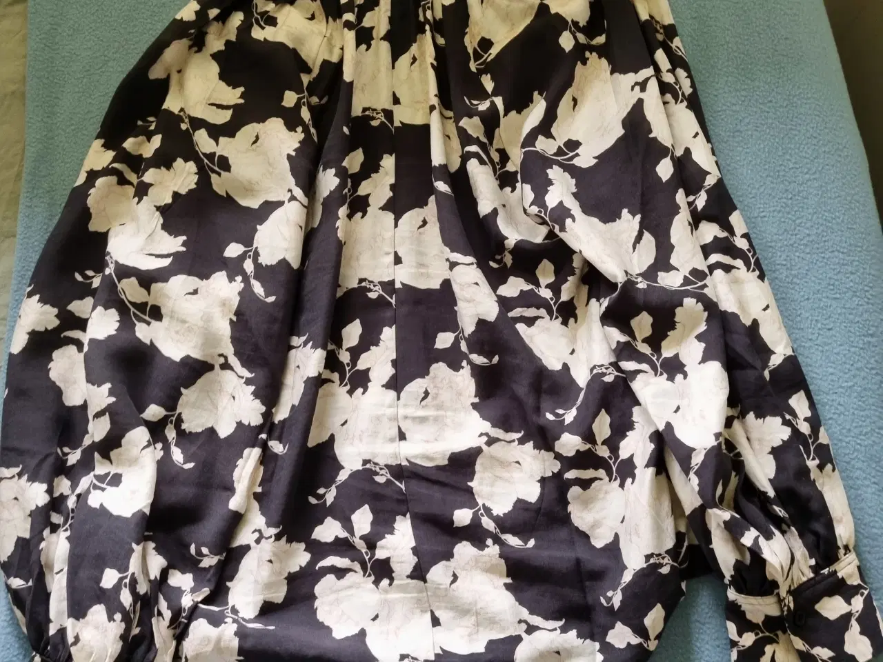 Billede 6 - Oversized bluse i sort/creme blomstret fra Hennes 