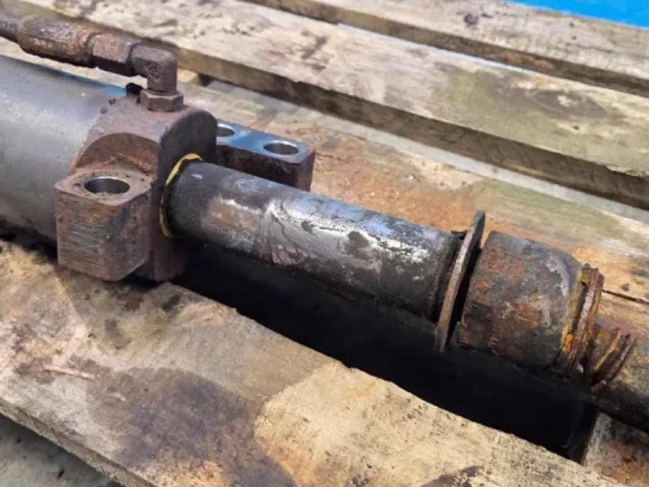 Billede 18 - New Holland LB115B Styrecylinder 85807979