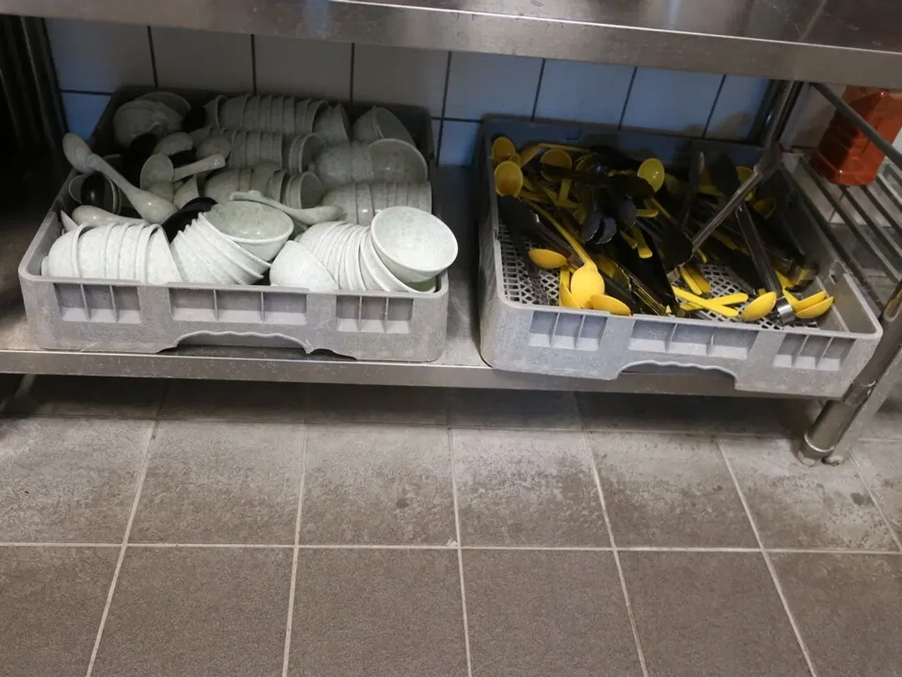 Billede 4 - Reol med indhold