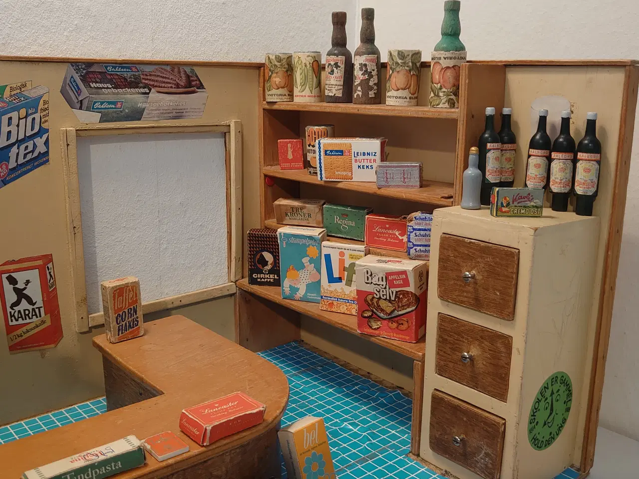 Billede 3 - Gammel købmandsbutik med 63dele.(47,5x30,5xH26)cm